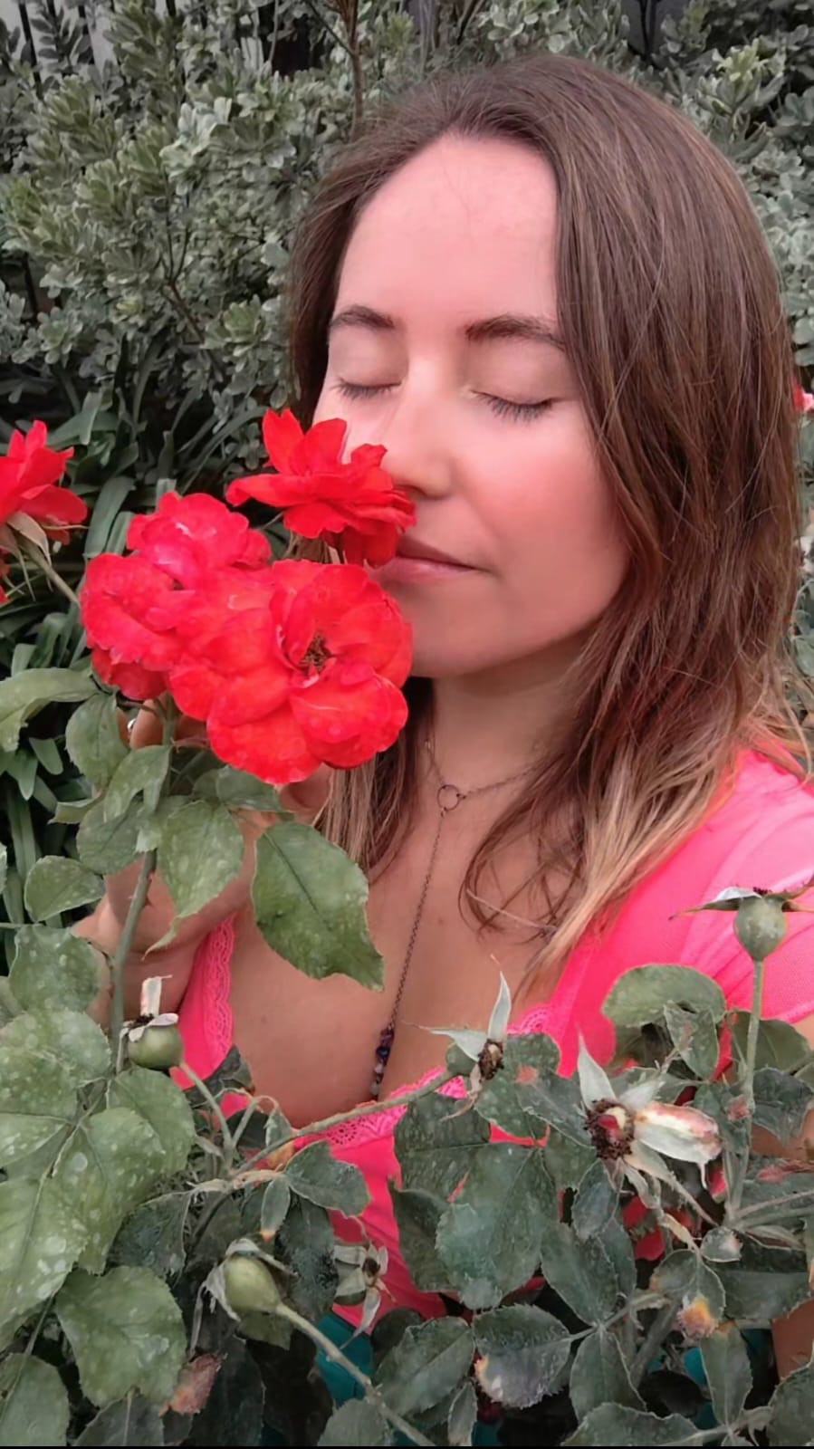 Mariana oliendo flores